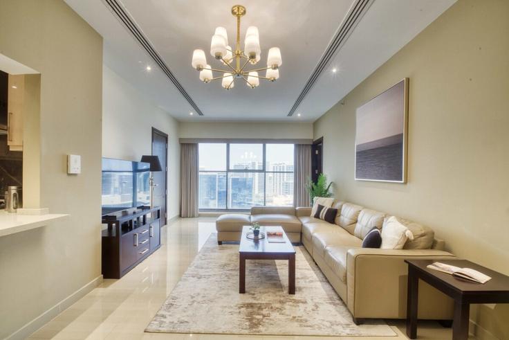 Elegant gestaltetes Wohnzimmer mit moderner Einrichtung in einer Wohnung im Building Al Asayel Street - pink-skies-vacation-homes-llc - 1574321 in Burj Khalifa, Dubai