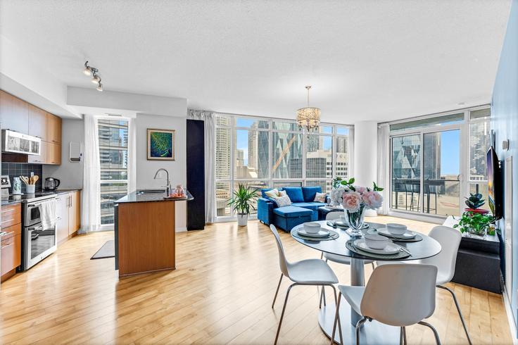Building Bay Street - pinnacle-realty-holdings - 1573494 adresindeki bir dairede modern mobilyalarla zarif bir şekilde tasarlanmış oturma odası Old Toronto, Toronto Building Bay Street - pinnacle-realty-holdings - 1573494 adresindeki bir dairede modern mobilyalarla zarif bir şekilde tasarlanmış oturma odası Old Toronto, Toronto