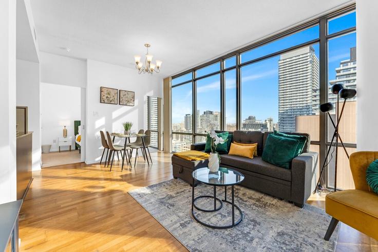 Old Toronto, Toronto에 위치한 Building Grenville Street - pinnacle-realty-holdings - 1573510 유닛의 세련된 인테리어가 돋보이는 거실
