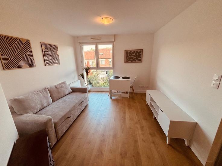 Elegant gestaltetes Wohnzimmer mit moderner Einrichtung in einer Wohnung im Building 3 Rue Beaumarchais, Arras, France - placid-arras - 1639590 in Arras, Arras Elegant gestaltetes Wohnzimmer mit moderner Einrichtung in einer Wohnung im Building 3 Rue Beaumarchais, Arras, France - placid-arras - 1639590 in Arras, Arras