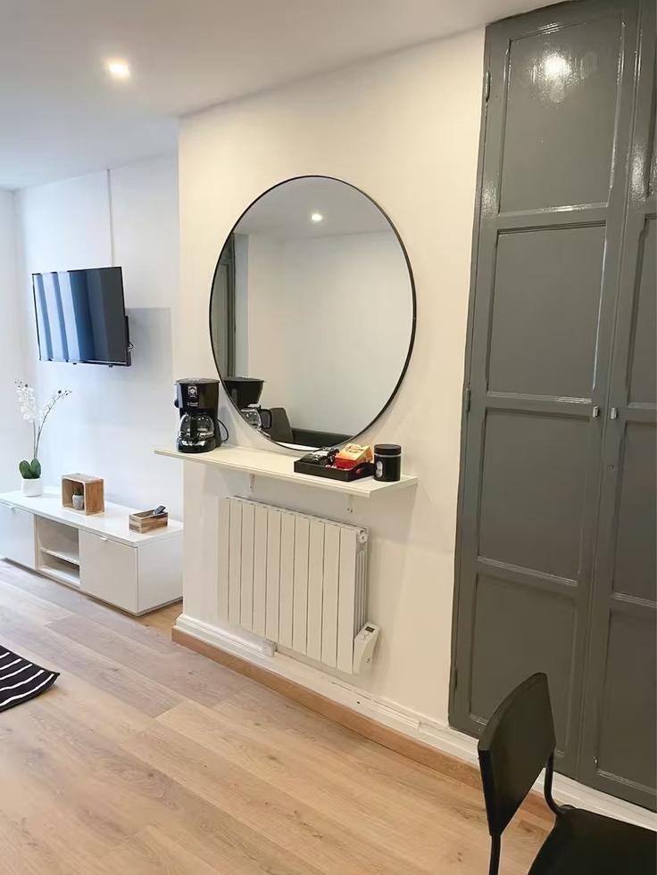 Elegant gestaltetes Wohnzimmer mit moderner Einrichtung in einer Wohnung im Building 63 Rue des Augustines, Arras, France - placid-arras - 1639580 in Arras, Arras Elegant gestaltetes Wohnzimmer mit moderner Einrichtung in einer Wohnung im Building 63 Rue des Augustines, Arras, France - placid-arras - 1639580 in Arras, Arras
