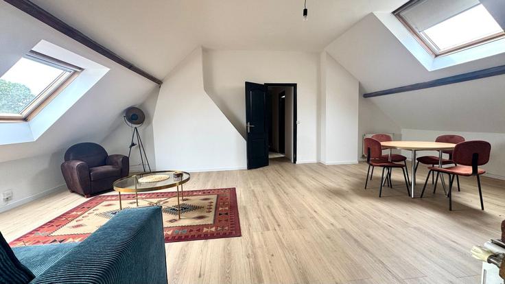 Elegante sala de estar con mobiliario moderno en un apartamento en Building 32 Avenue Alfred Maes, Lens, France - placid-arras - 1639595 en Lens, Lens Elegante sala de estar con mobiliario moderno en un apartamento en Building 32 Avenue Alfred Maes, Lens, France - placid-arras - 1639595 en Lens, Lens