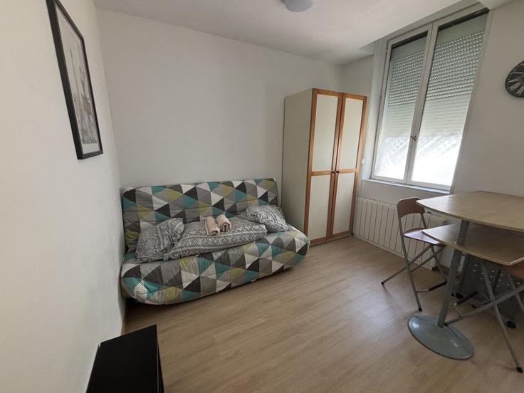 Elegant gestaltetes Wohnzimmer mit moderner Einrichtung in einer Wohnung im Building 4 Rue de la Batterie, Arras, France - placid-arras - 1639585 in Arras, Arras Elegant gestaltetes Wohnzimmer mit moderner Einrichtung in einer Wohnung im Building 4 Rue de la Batterie, Arras, France - placid-arras - 1639585 in Arras, Arras