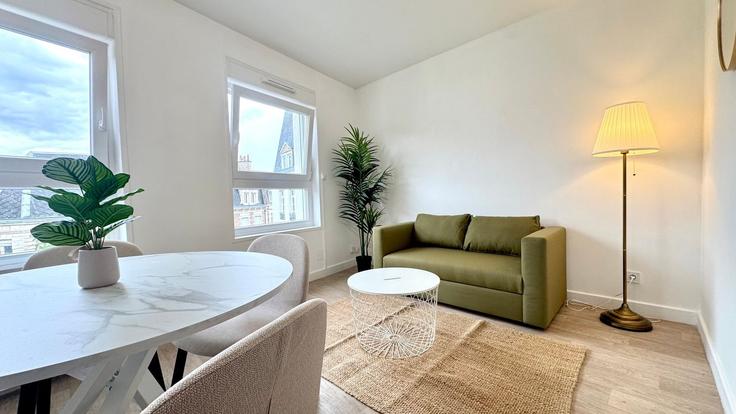 Elegant gestaltetes Wohnzimmer mit moderner Einrichtung in einer Wohnung im Building 28 Rue Paul Adam, Arras, France - placid-arras - 1639598 in Arras, Arras Elegant gestaltetes Wohnzimmer mit moderner Einrichtung in einer Wohnung im Building 28 Rue Paul Adam, Arras, France - placid-arras - 1639598 in Arras, Arras