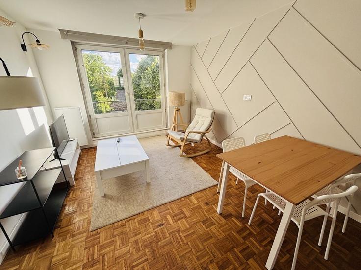 Elegant gestaltetes Wohnzimmer mit moderner Einrichtung in einer Wohnung im Building 2 Rue Malpeaux, Arras, France - placid-arras - 1639602 in Arras, Arras Elegant gestaltetes Wohnzimmer mit moderner Einrichtung in einer Wohnung im Building 2 Rue Malpeaux, Arras, France - placid-arras - 1639602 in Arras, Arras