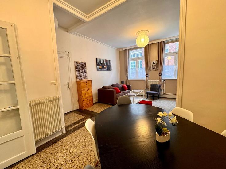 Elegant gestaltetes Wohnzimmer mit moderner Einrichtung in einer Wohnung im Building 1 Bis Rue du Saumon, Arras, France - placid-arras - 1639581 in Arras, Arras Elegant gestaltetes Wohnzimmer mit moderner Einrichtung in einer Wohnung im Building 1 Bis Rue du Saumon, Arras, France - placid-arras - 1639581 in Arras, Arras