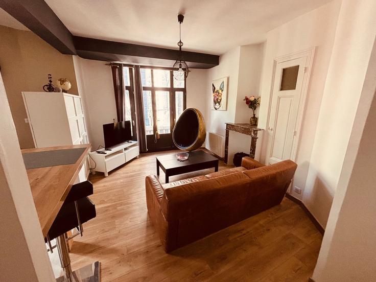 Elegant gestaltetes Wohnzimmer mit moderner Einrichtung in einer Wohnung im Building 24 Rue de la Housse, Arras, France - placid-arras - 1639596 in Arras, Arras Elegant gestaltetes Wohnzimmer mit moderner Einrichtung in einer Wohnung im Building 24 Rue de la Housse, Arras, France - placid-arras - 1639596 in Arras, Arras
