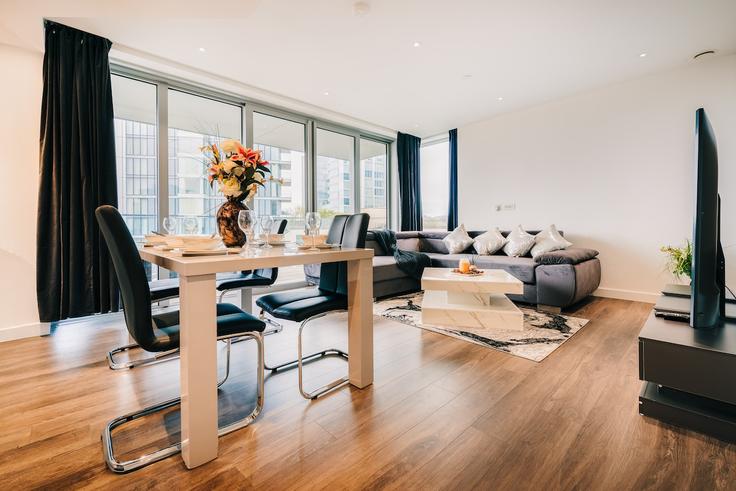 Sala de estar elegantemente projetada com móveis modernos em um apartamento no Building Alie Street - placify - 1353808 em London Borough of Tower Hamlets, London Sala de estar elegantemente projetada com móveis modernos em um apartamento no Building Alie Street - placify - 1353808 em London Borough of Tower Hamlets, London