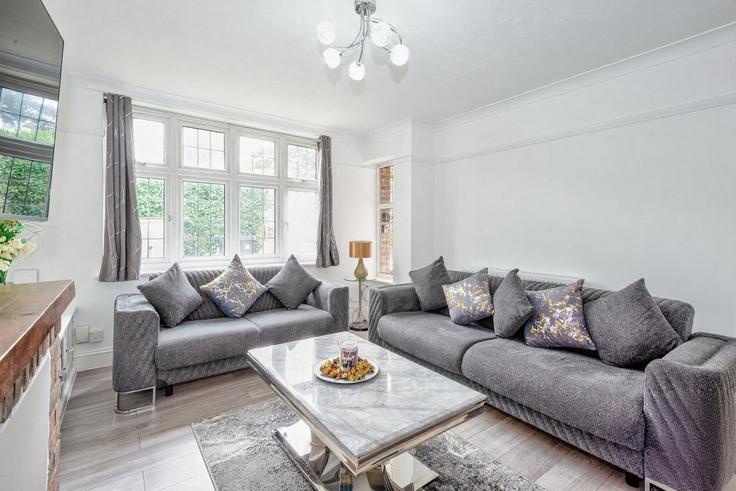 Elegant gestaltetes Wohnzimmer mit moderner Einrichtung in einer Wohnung im Building Oriental Road - placify - 1639628 in Borough of Woking, Woking