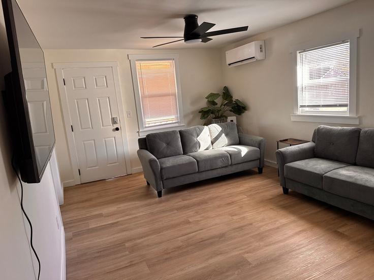 Sala de estar elegantemente projetada com móveis modernos em um apartamento no Building Cannon Avenue - plenteous - 1368861 em Greer, Greer