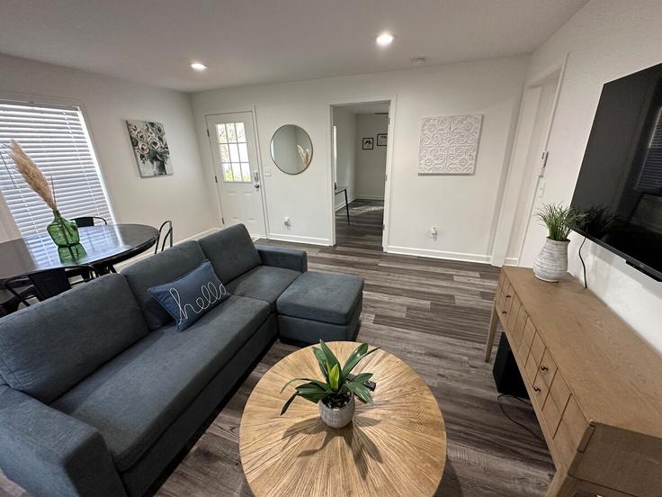 Sala de estar elegantemente projetada com móveis modernos em um apartamento no Building Fuller Street - plenteous - 1234791 - USA em Greer, Greer