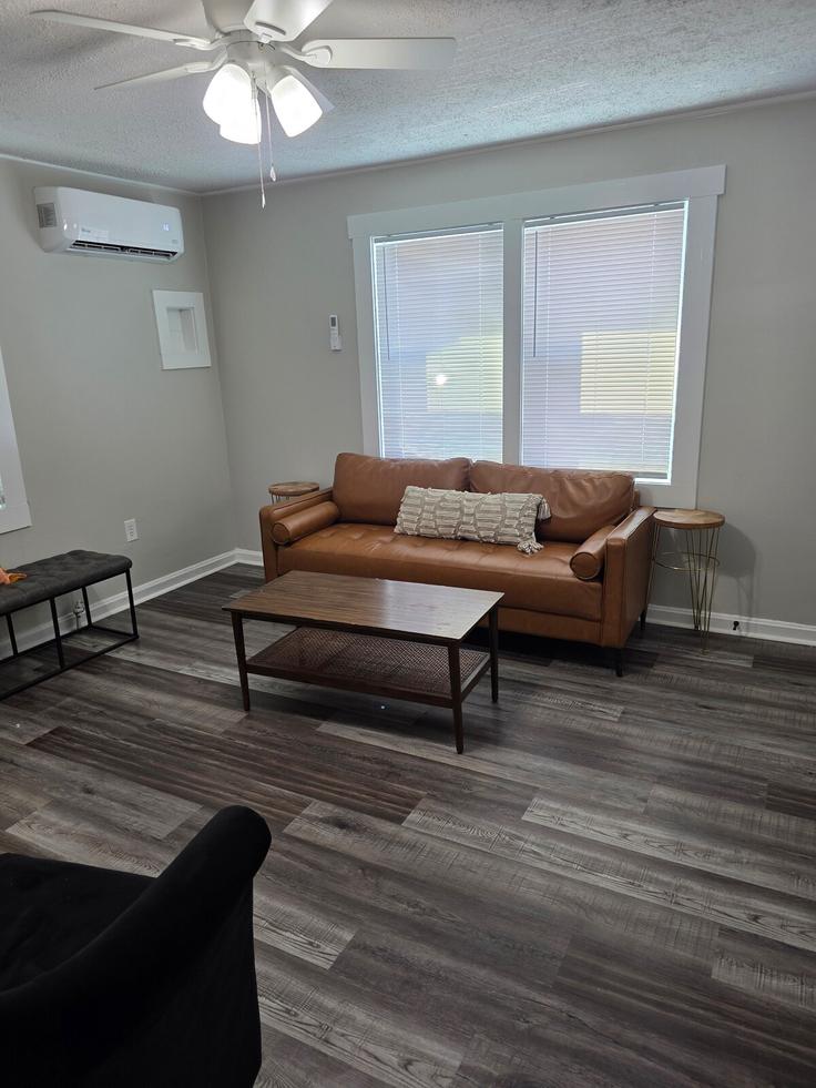 Sala de estar elegantemente projetada com móveis modernos em um apartamento no Building Spring Street - plenteous - 1234774 - USA em Greer, Greer