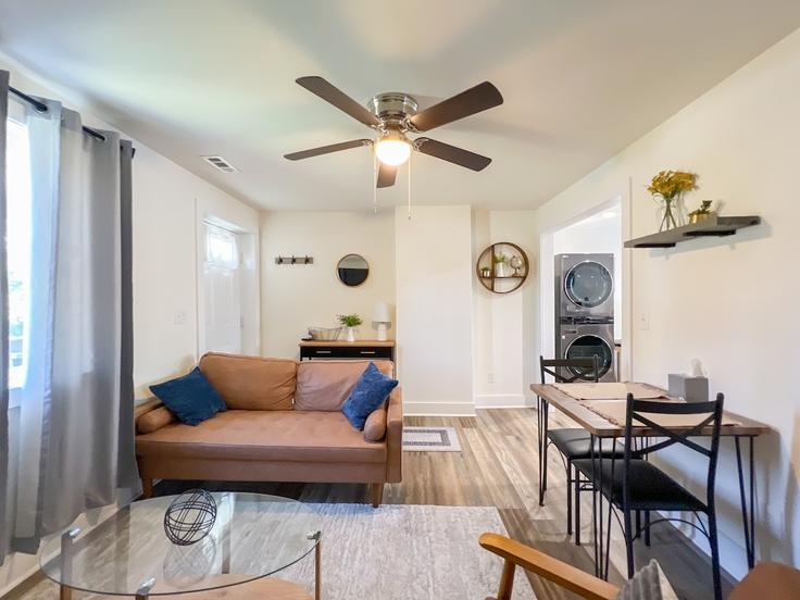 Salle de séjour élégante avec mobilier moderne dans un appartement à Building Smythe Street - plenteous - 1234794 - USA à Parker, Parker