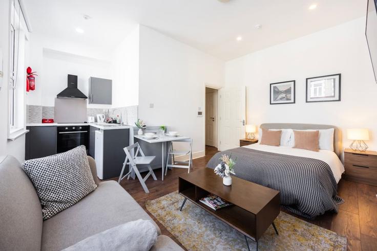 Elegant gestaltetes Wohnzimmer mit moderner Einrichtung in einer Wohnung im Building Warwick Road - plotseeker-limited-1 - 1625420 in Royal Borough of Kensington and Chelsea, London
