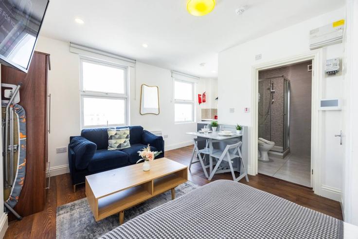Sala de estar elegantemente projetada com móveis modernos em um apartamento no Building Warwick Road - plotseeker-limited-1 - 1625440 em Royal Borough of Kensington and Chelsea, London