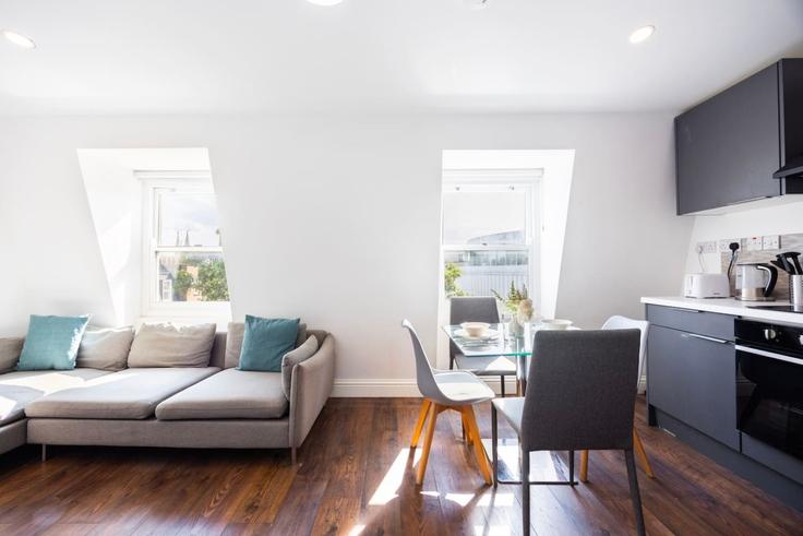 Royal Borough of Kensington and Chelsea, London에 위치한 Building Warwick Road - plotseeker-limited-1 - 1625430 유닛의 세련된 인테리어가 돋보이는 거실 Royal Borough of Kensington and Chelsea, London에 위치한 Building Warwick Road - plotseeker-limited-1 - 1625430 유닛의 세련된 인테리어가 돋보이는 거실