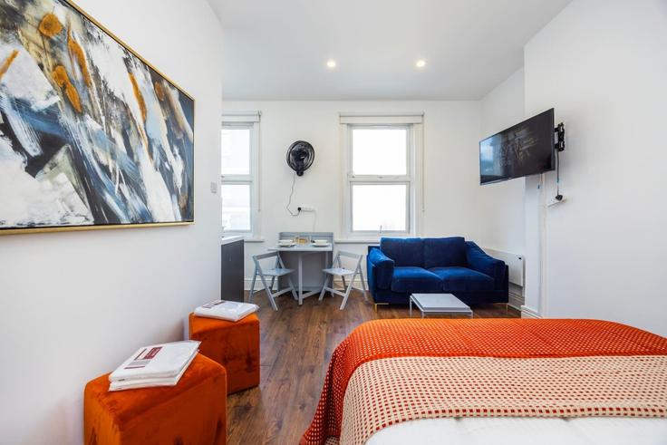 Salle de séjour élégante avec mobilier moderne dans un appartement à Building Warwick Road - plotseeker-limited-1 - 1625442 à Royal Borough of Kensington and Chelsea, London