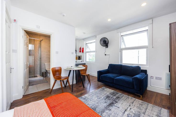 Salle de séjour élégante avec mobilier moderne dans un appartement à Building Warwick Road - plotseeker-limited-1 - 1625433 à Royal Borough of Kensington and Chelsea, London Salle de séjour élégante avec mobilier moderne dans un appartement à Building Warwick Road - plotseeker-limited-1 - 1625433 à Royal Borough of Kensington and Chelsea, London