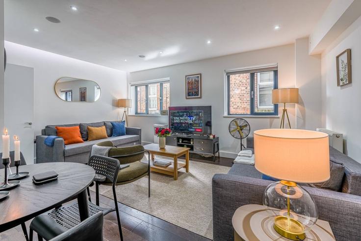 London Borough of Hammersmith and Fulham, London에 위치한 Building Lillie Road - plotseeker-limited-1 - 1625445 유닛의 세련된 인테리어가 돋보이는 거실 London Borough of Hammersmith and Fulham, London에 위치한 Building Lillie Road - plotseeker-limited-1 - 1625445 유닛의 세련된 인테리어가 돋보이는 거실