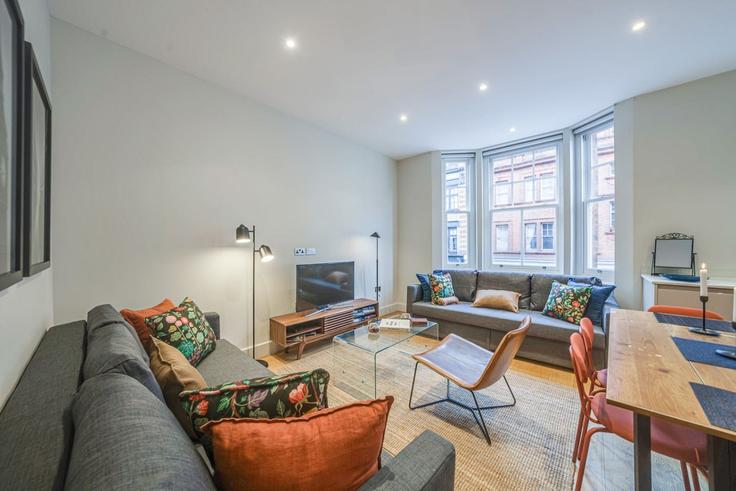 Salle de séjour élégante avec mobilier moderne dans un appartement à Building Great Titchfield Street - plotseeker-limited-1 - 1625443 à City of Westminster, London