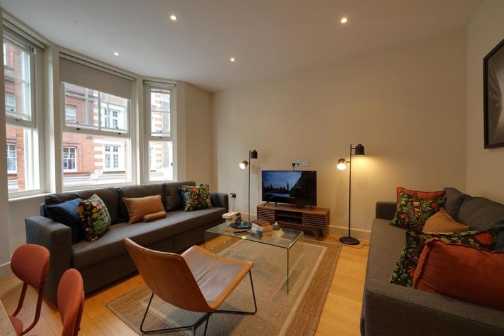 Elegante sala de estar con mobiliario moderno en un apartamento en Building Great Titchfield Street - plotseeker-limited-1 - 1625438 en City of Westminster, London