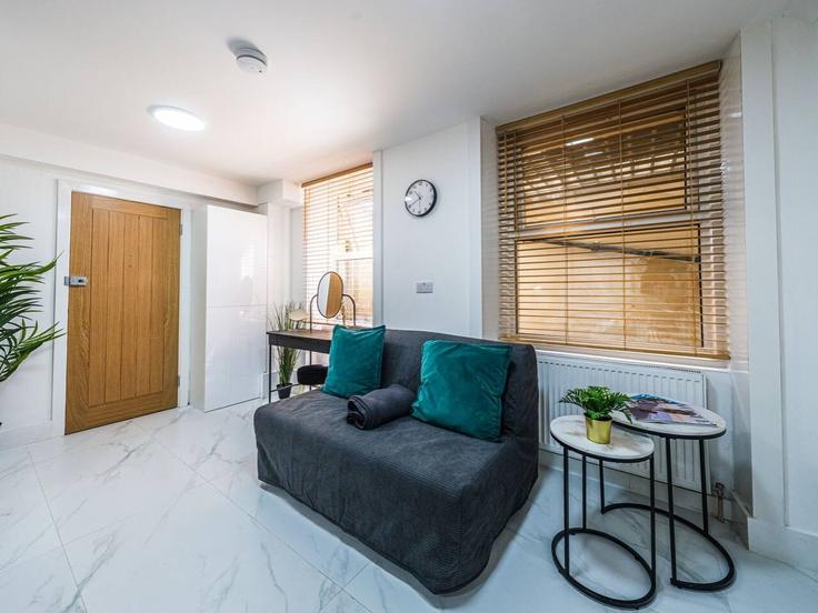 Elegant gestaltetes Wohnzimmer mit moderner Einrichtung in einer Wohnung im Building North End Road - plotseeker-limited-1 - 1625454 in London Borough of Hammersmith and Fulham, London Elegant gestaltetes Wohnzimmer mit moderner Einrichtung in einer Wohnung im Building North End Road - plotseeker-limited-1 - 1625454 in London Borough of Hammersmith and Fulham, London