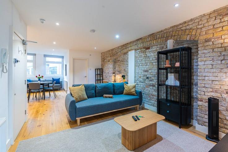 Elegant gestaltetes Wohnzimmer mit moderner Einrichtung in einer Wohnung im Building Farringdon Road - plotseeker-limited-1 - 1625449 in London Borough of Islington, London