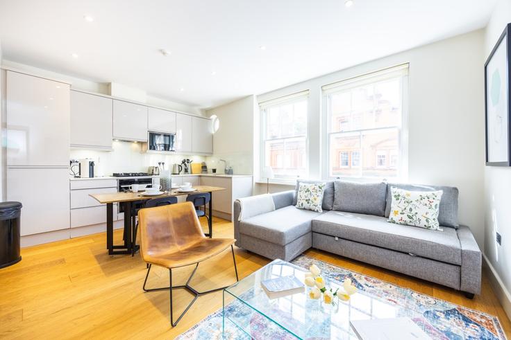 Elegante sala de estar con mobiliario moderno en un apartamento en Building Great Titchfield Street - plotseeker-limited-1 - 1625447 en City of Westminster, London