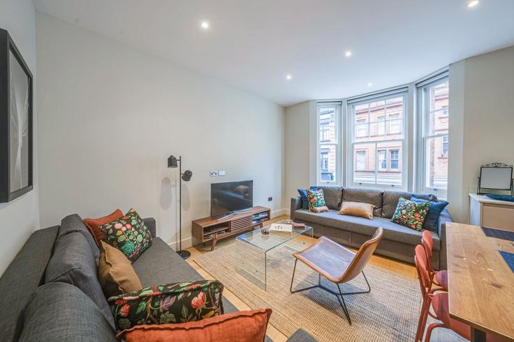 Sala de estar elegantemente projetada com móveis modernos em um apartamento no Building Great Titchfield Street - plotseeker-limited-1 - 1625457 em City of Westminster, London Sala de estar elegantemente projetada com móveis modernos em um apartamento no Building Great Titchfield Street - plotseeker-limited-1 - 1625457 em City of Westminster, London