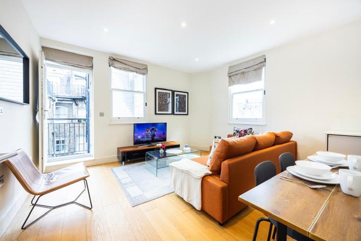 Elegante sala de estar con mobiliario moderno en un apartamento en Building Great Titchfield Street - plotseeker-limited-1 - 1625465 en City of Westminster, London