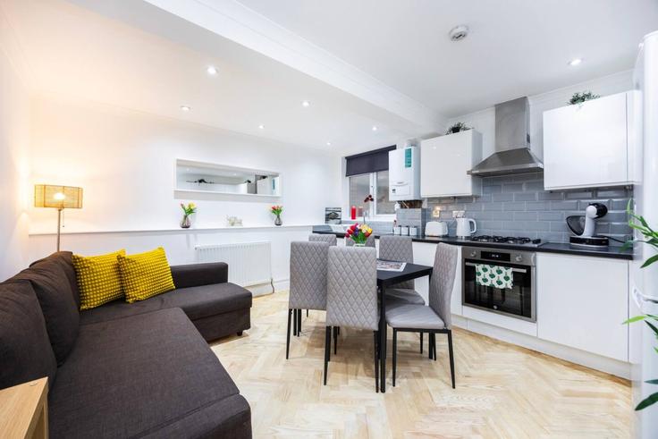 Salle de séjour élégante avec mobilier moderne dans un appartement à Building North End Road - plotseeker-limited-1 - 1625466 à London Borough of Hammersmith and Fulham, London