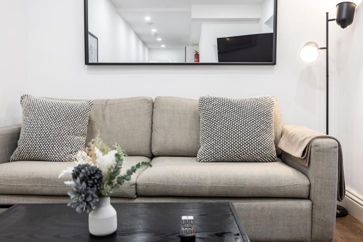 Sala de estar elegantemente projetada com móveis modernos em um apartamento no Building Warwick Road - plotseeker-limited-1 - 1627639 em Royal Borough of Kensington and Chelsea, London Sala de estar elegantemente projetada com móveis modernos em um apartamento no Building Warwick Road - plotseeker-limited-1 - 1627639 em Royal Borough of Kensington and Chelsea, London