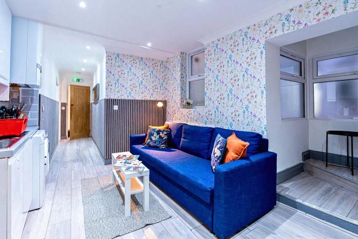 Elegante sala de estar con mobiliario moderno en un apartamento en Building North End Road - plotseeker-limited-1 - 1625459 en London Borough of Hammersmith and Fulham, London Elegante sala de estar con mobiliario moderno en un apartamento en Building North End Road - plotseeker-limited-1 - 1625459 en London Borough of Hammersmith and Fulham, London
