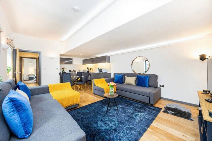Elegante sala de estar con mobiliario moderno en un apartamento en Building North End Road - plotseeker-limited-1 - 1625435 en London Borough of Hammersmith and Fulham, London