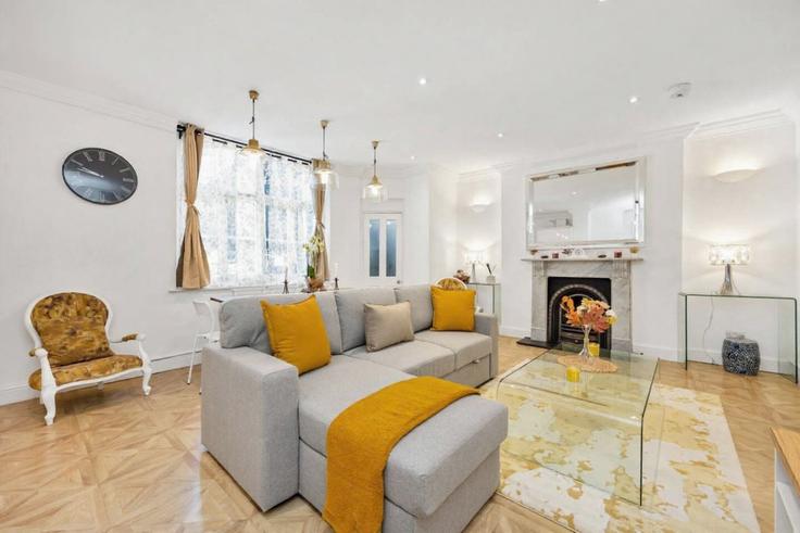 London Borough of Hammersmith and Fulham, London에 위치한 Building Challoner Street - plotseeker-limited-1 - 1625428 유닛의 세련된 인테리어가 돋보이는 거실 London Borough of Hammersmith and Fulham, London에 위치한 Building Challoner Street - plotseeker-limited-1 - 1625428 유닛의 세련된 인테리어가 돋보이는 거실