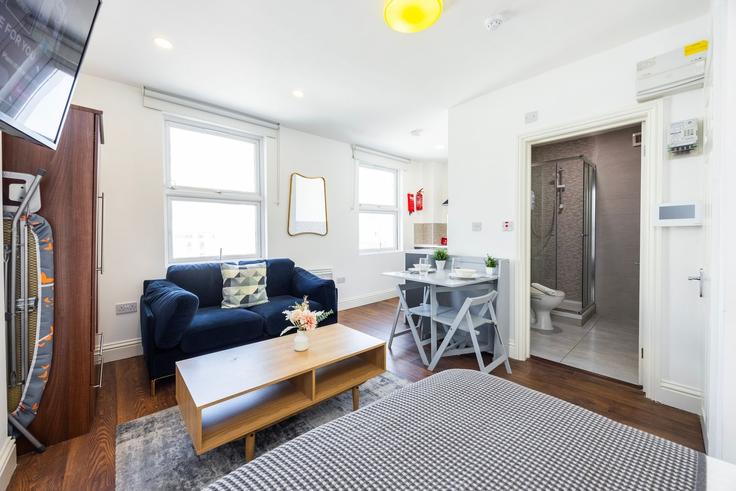Salle de séjour élégante avec mobilier moderne dans un appartement à Building Warwick Road 119 - plotseeker-limited - 1611094 à Royal Borough of Kensington and Chelsea, London