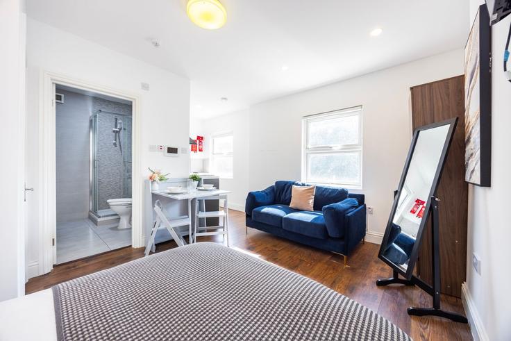 Salle de séjour élégante avec mobilier moderne dans un appartement à Building Warwick Road 119 - plotseeker-limited - 1611095 à Royal Borough of Kensington and Chelsea, London