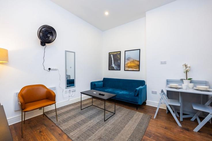 Salle de séjour élégante avec mobilier moderne dans un appartement à Building Warwick Road 121 - plotseeker-limited - 1611098 à Royal Borough of Kensington and Chelsea, London