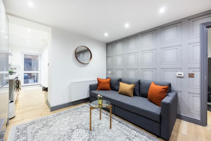 Elegante sala de estar con mobiliario moderno en un apartamento en Building Fulham Palace Road - plotseeker - 1365691 en London Borough of Hammersmith and Fulham, London