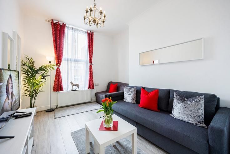 Sala de estar elegantemente projetada com móveis modernos em um apartamento no Building North End Road - plotseeker - 1365673 em London Borough of Hammersmith and Fulham, London