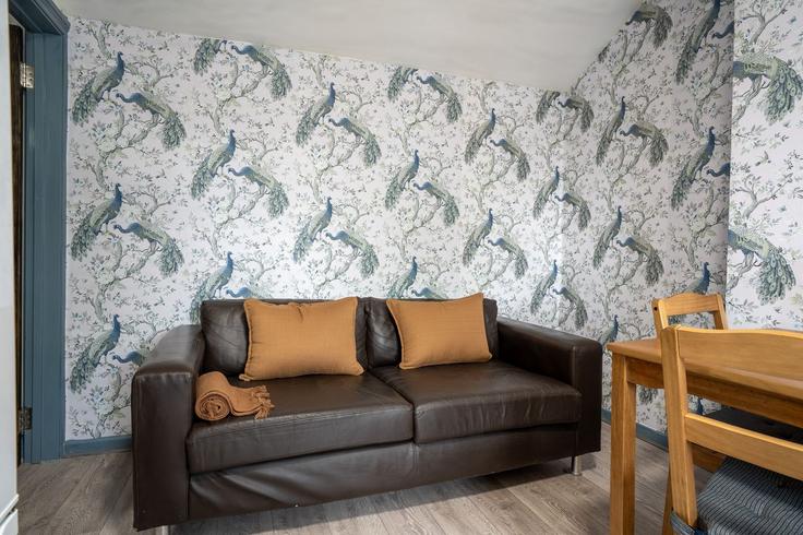 Sala de estar elegantemente projetada com móveis modernos em um apartamento no Building Saint Stephen's Avenue - plotseeker - 1365697 em London Borough of Hammersmith and Fulham, London