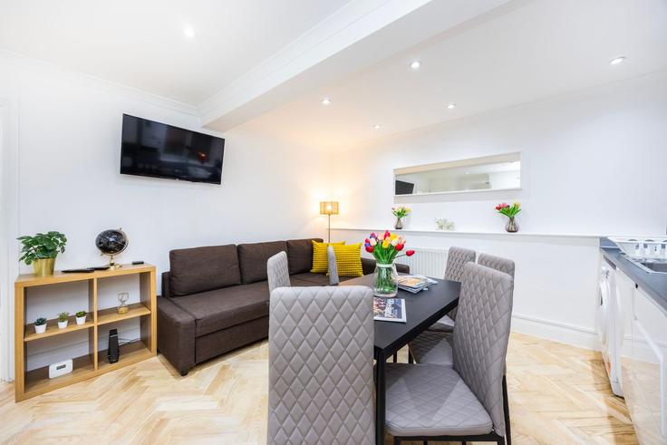 London Borough of Hammersmith and Fulham, London에 위치한 Building North End Road - plotseeker - 1365692 아파트의 세련된 인테리어가 돋보이는 거실 London Borough of Hammersmith and Fulham, London에 위치한 Building North End Road - plotseeker - 1365692 아파트의 세련된 인테리어가 돋보이는 거실