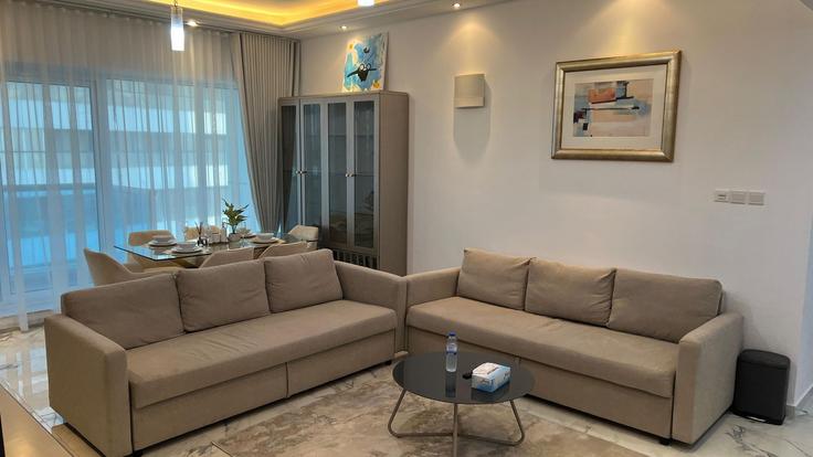 Building Al Seba Street - plotseeker - 1365685 adresindeki bir dairede modern mobilyalarla zarif bir şekilde tasarlanmış oturma odası Dubai Marina, Dubai Building Al Seba Street - plotseeker - 1365685 adresindeki bir dairede modern mobilyalarla zarif bir şekilde tasarlanmış oturma odası Dubai Marina, Dubai