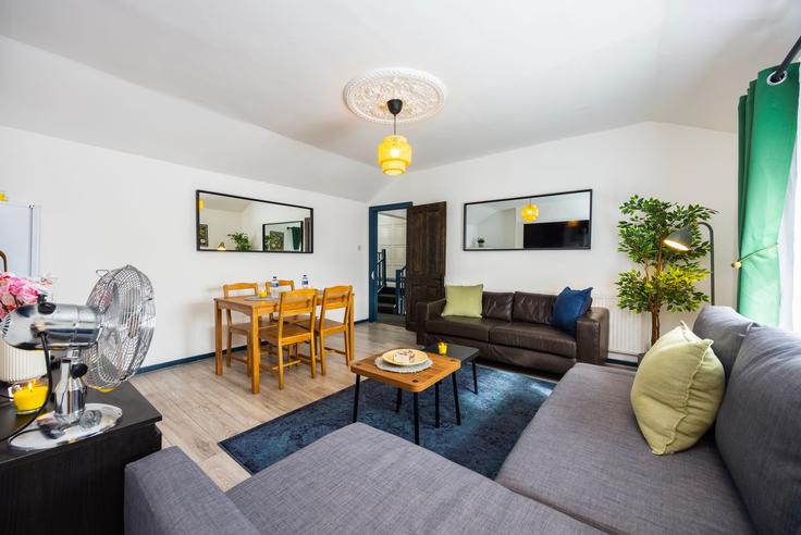 Elegante sala de estar con mobiliario moderno en un apartamento en Building Saint Stephen's Avenue - plotseeker - 1365697 en London Borough of Hammersmith and Fulham, London