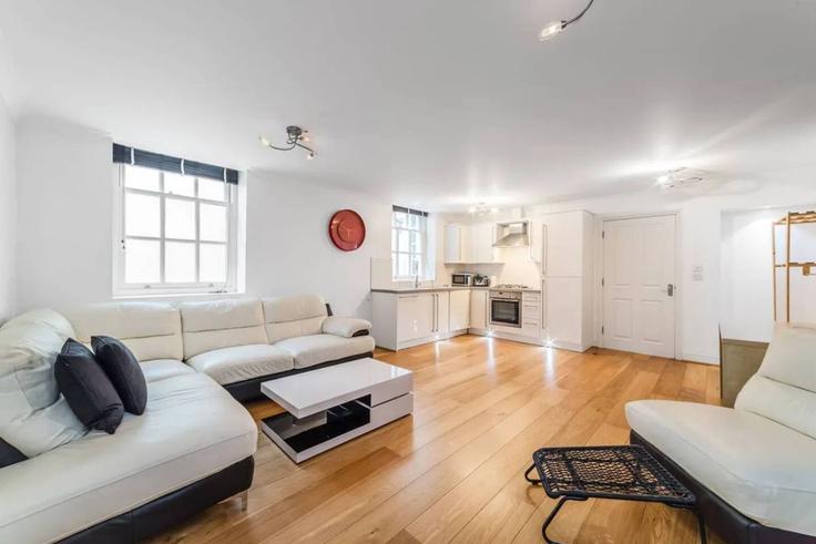 Salle de séjour élégante avec mobilier moderne dans un appartement à Building College Hill - plotseeker - 1378928 à City of London, London