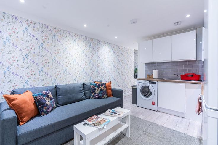 Elegante sala de estar con mobiliario moderno en un apartamento en Building North End Road - plotseeker - 1365690 en London Borough of Hammersmith and Fulham, London