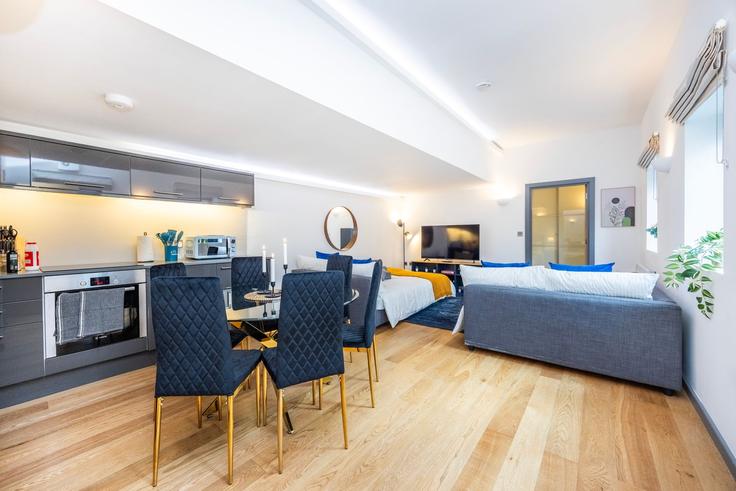 London Borough of Hammersmith and Fulham, London에 위치한 Building North End Road - plotseeker - 1365678 아파트의 세련된 인테리어가 돋보이는 거실 London Borough of Hammersmith and Fulham, London에 위치한 Building North End Road - plotseeker - 1365678 아파트의 세련된 인테리어가 돋보이는 거실