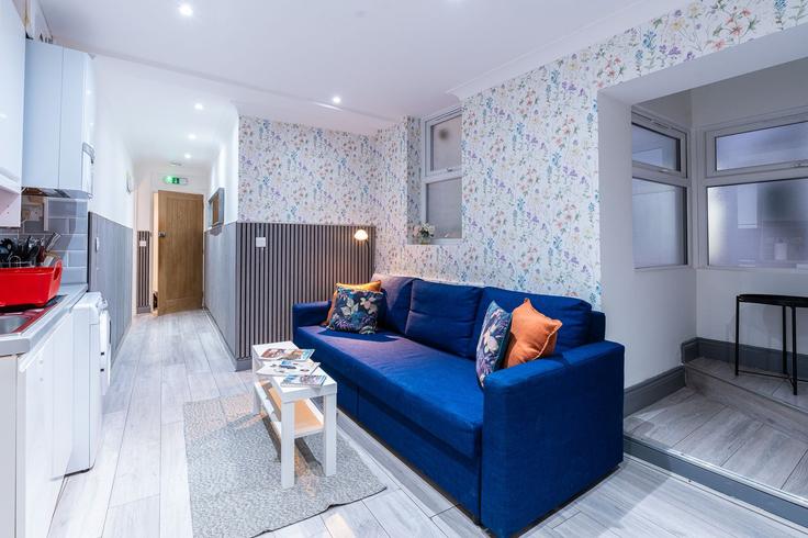Elegante sala de estar con mobiliario moderno en un apartamento en Building North End Road - plotseeker - 1365681 en London Borough of Hammersmith and Fulham, London