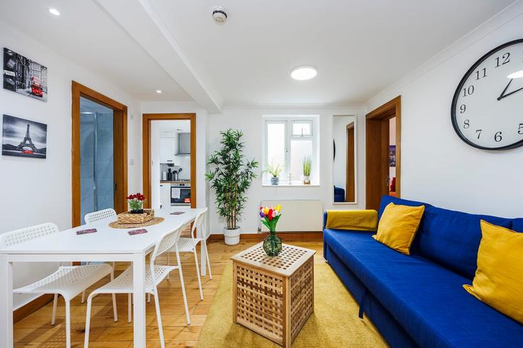 London Borough of Hammersmith and Fulham, London에 위치한 Building North End Road - plotseeker - 1365676 아파트의 세련된 인테리어가 돋보이는 거실 London Borough of Hammersmith and Fulham, London에 위치한 Building North End Road - plotseeker - 1365676 아파트의 세련된 인테리어가 돋보이는 거실