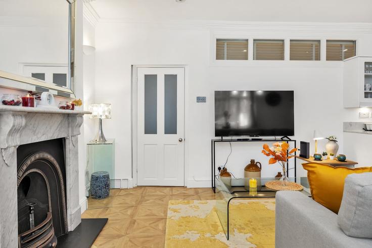 Elegante sala de estar con mobiliario moderno en un apartamento en Building Challoner Street - plotseeker - 1365684 en London Borough of Hammersmith and Fulham, London